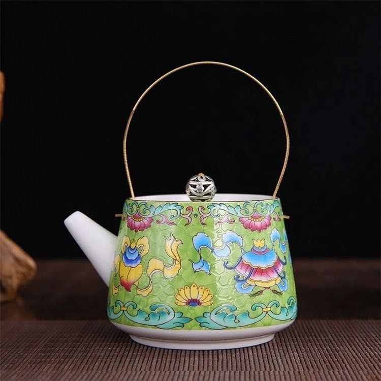 Tetera de Porcelana con Asa Dorada y Motivos Florales