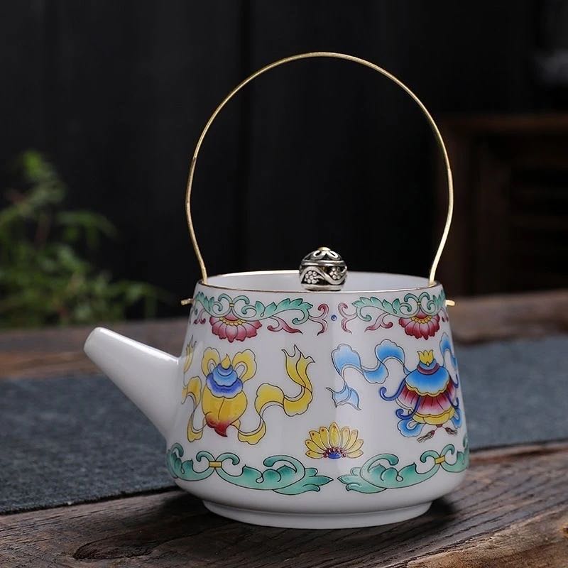 Tetera de Porcelana con Asa Dorada y Motivos Florales