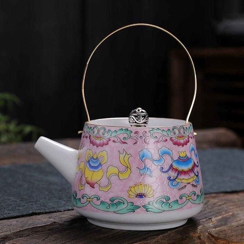Tetera de Porcelana con Asa Dorada y Motivos Florales