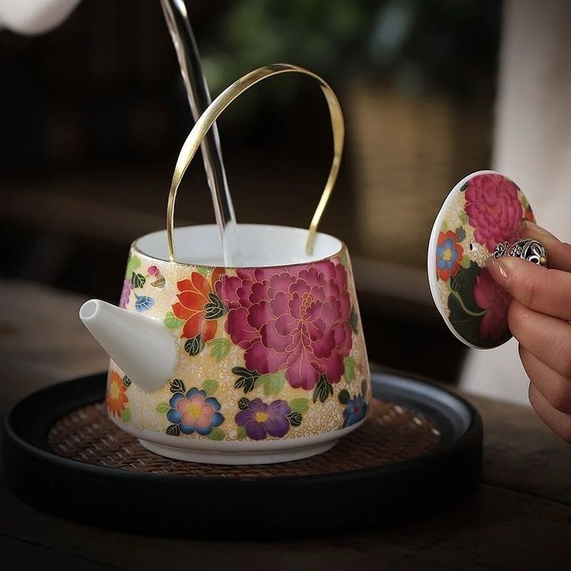 Tetera de Porcelana con Asa Dorada y Motivos Florales